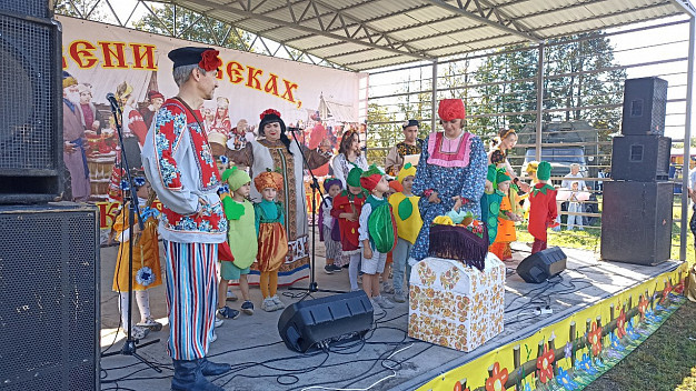 Широкая и яркая идет в Парском ярмарка 
